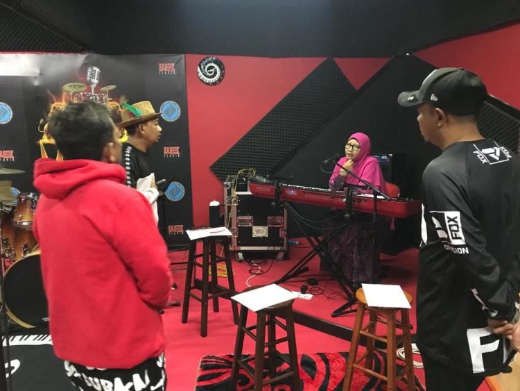 Beberapa peserta GV8 ketika sesi latihan vokal bersama cikgu Siti Hajar
