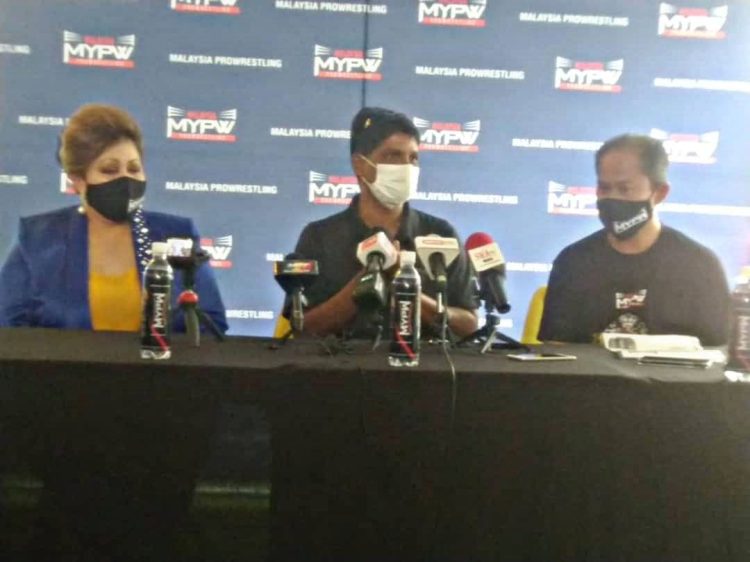 Sidang media yang berlangsung bersama Ravi Everest (tengah) di Kuala Lumpur, hari ini.
