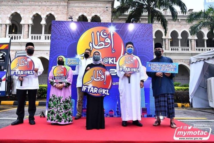 YB Dato’ Sri Hajah Nancy Shukri (tengah) serta YB Dato’ Seri Shahidan bin Kassim (2 dari kanan) bersama tetamu kehormat yang lain ketika menghadiri program Iftar@KL pada hari kedua penganjuran