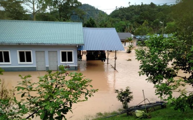 Keadaan sebuah rumah yang separuh ditenggelami air ekoran hujan lebat yang berlaku sejak pukul 3.00 pagi hari ini