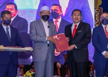 SERAMAI 174 PENJAWAT AWAM KELANTAN TERIMA ANUGERAH