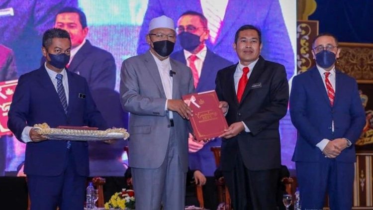 Menteri Besar Kelantan, Dato’ Ahmad Yakob (dua dari kiri) ketika menyampaikan anugerah keapda 174 penjawat awam Kelantan.