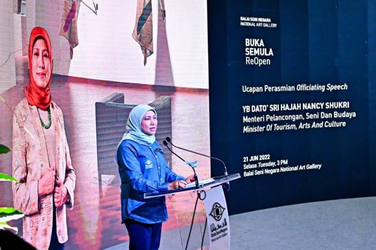 YB Dato' Sri Hajah Nancy Shukri ketika menyampaikan ucapannya sekali gus menyempurnakan Majlis Perasmian Pembukaan Semula Balai Seni Negara pada Selasa (21 Jun)