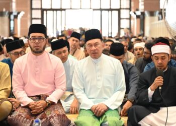 PM tunai solat sunat Aidiladha bersama 20,000 jemaah di Masjid Putra, Putrajaya