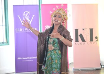 ASMIDAR  JADIKAN IBU SEBAGAI RUJUKAN BAGI MEMBAWA WATAK  CIK SITI WAN